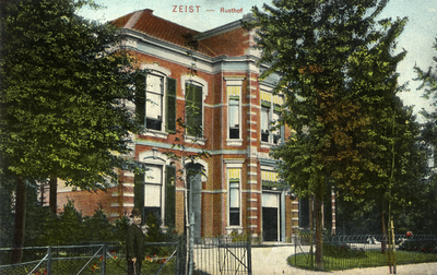 15873 Gezicht op de voorgevel van het herenhuis Rusthof met omringende tuin (Stationslaan) te Zeist, in gebruik als ...